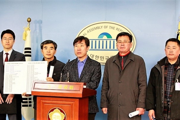 바른미래당 하태경 의원(왼쪽에서 3번째)이 지난 13일 국회정론관에서 기자회견을 하고 있는 장면. (사진= 원성훈 기자)