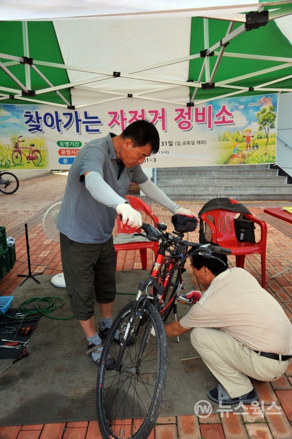 성남시 지역공동체 일자리 사업 중 하나인 자전거 정비소 운영 모습(사진=성남시)