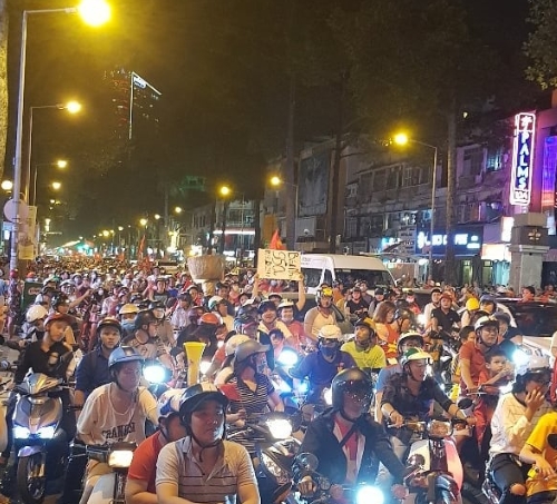 지난 20일(현지시각) 베트남에서 16강전 거리 응원이 펼쳐지고 있는 모습. (사진=현지 SNS 캡처)