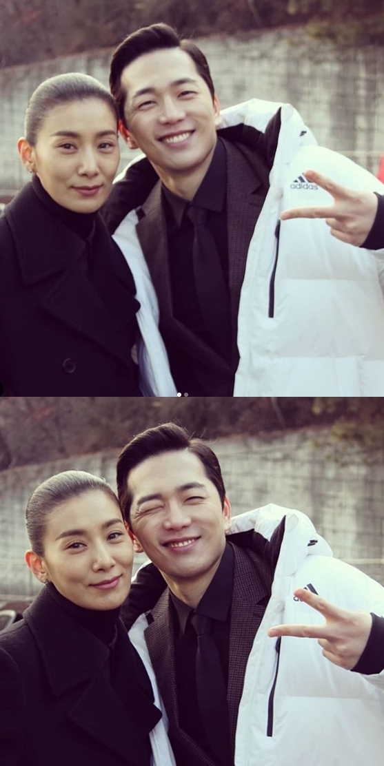 JTBC '스카이캐슬'에 출연 중인 김서형과 이현진. (사진=김서형 인스타그램 캡처)