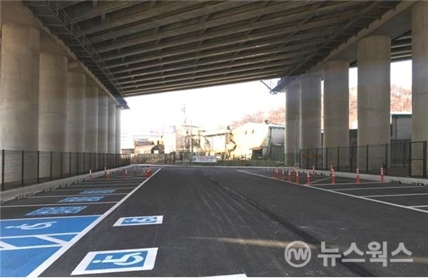 시흥시가 서울외곽순환고속도로 시흥 하늘휴게소에 설치한 환승주차장 모습.(사진=시흥시)