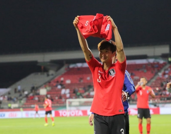 김민재 선수가 지난 22일 16강전이 끝난 뒤 기성용 선수의 유니폼을 들고 있다. (사진=AFC 홈페이지)