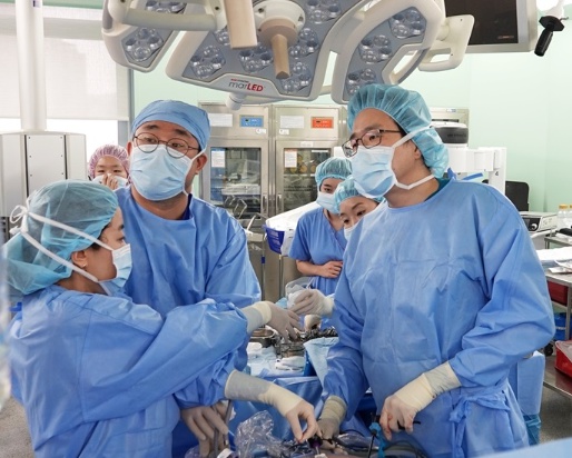 비만클리닉에 참여하고 있는 교수들이 수술을 하고 있다. (사진:서울성모병원 제공)