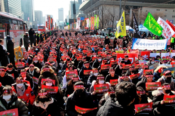 "한기총 해체하라"는 머리띠를 두르고 "청년의 인권과 생명을 보장하라"는 손팻말을 들고 있는 3만여 명의 참여자들. (사진= 원성훈 기자)