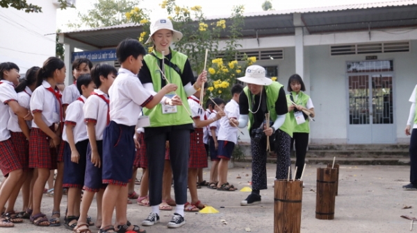 베트남에 파견된 LS 대학생해외봉사단 23기 단원이 베트남 동나이성에서 베트남 초등학생과 한국 전통놀이를 하고 있다. (사진제공=LS)