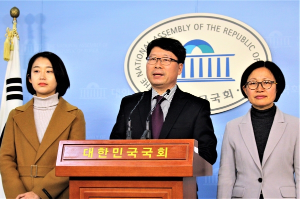 과거 통합진보당 의원이었던 오병윤(가운데)·김재연(왼쪽)·김미희 전 의원은 28일 국회정론관 기자회견을 통해 '황교안 전 총리'에 대한 즉각 수사를 촉구했다. (사진= 원성훈 기자)