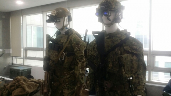 30일 국회의원회관 로비에 전시한 미래 육군의 모습. 육군이 개인장비로 '고성능 야간 투시경'을 장착하고 있는 모습이다. (사진= 원성훈 기자)
