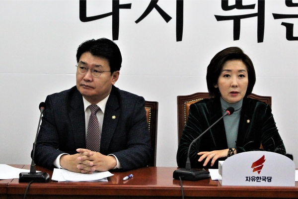 자유한국당 정용기 정책위의장(왼쪽)과 나경원 원내대표. (사진= 원성훈 기자)