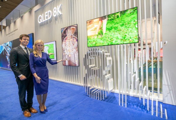 삼성전자가 네덜란드 암스테르담에서 열리는 유럽 최대 디스플레이 전시회 'ISE 2019'에 참가해         8K 사이니지 등 상업용 디스플레이 신제품을 대거 공개한다.         삼성전자 모델들이 'QLED 8K 사이니지'를 소개하고 있다.