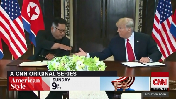 제1차 미북정상회담 당시, 도널드 트럼프 미국 대통령과 북한 김정은 국무위원장이 악수하고 있다. (사진출처= CNN방송 캡처)