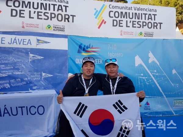국제 요트대회 장애인 부문 금메달 수상(왼쪽부터 박범근， 송호근 선수) (사진=경기도)