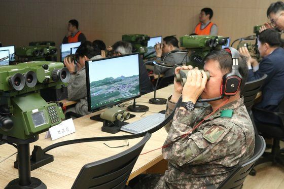 지난 12일 육군포병학교에서 실시한 합동화력시뮬레이터 전력화행사에서 관계자들이 시뮬레이터 시연을 참관하고 있다. (사진=방위사업청 제공)