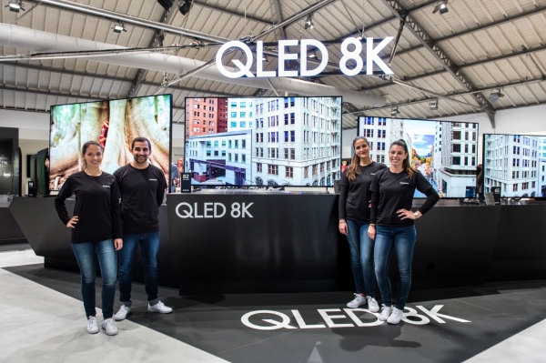 삼성전자가 전 세계 주요 거래선과 미디어 3천여명을 대상으로 '삼성포럼 2019'를 개최한다.         삼성전자 모델들이 'QLED 8K 사이니지'를 소개하고 있다.