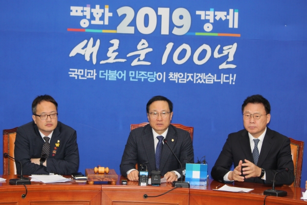 지난 2월 11일 국회에서 열린 더불어민주당 최고위원회의에 참석하고 있는 박주민 의원(왼쪽 첫번째). (사진= 원성훈 기자)
