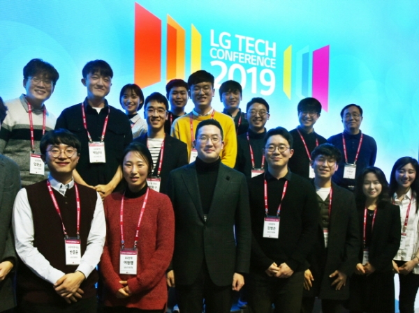 구광모(앞줄 왼쪽 세 번째) LG 회장이 지난 13일 서울 마곡 LG사이언스파크에서 열린 'LG 테크 컨퍼런스'에서 초청 인재들과 함께 기념촬영하고 있다. (사진제공=LG)