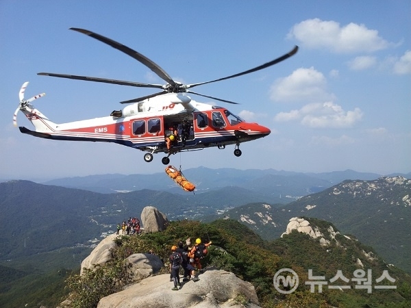 헬기를 이용한 산악구조활동 모습(사진=경기도)