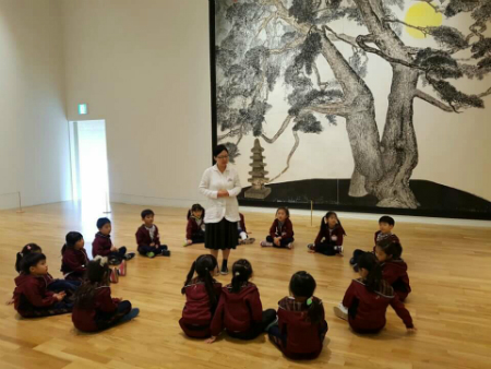 솔거미술관을 방문한 어린이 관람객들이 도슨트로 부터 그림에 대해 설 명을 듣고 있다.  (사진=경주세계문화엑스포공원)
