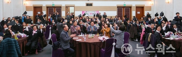 19일 용인시청 컨벤션홀에서 개최된 성인문해학교 합동졸업식 모습.(사진=용인시)