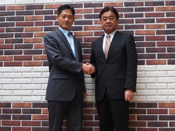 시무라 겐이치로(왼쪽) 코리루스사의 이사와 다이토 히데카즈 사랑과선행재팬 대표가 사랑과선행재팬의 설립 조인식을 갖고 기념촬영하고 있다. 사진제공=사랑과선행