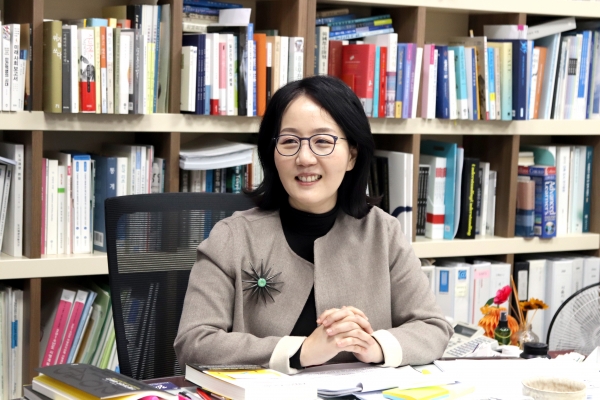 지난 19일 국회의원회관 내 그의 사무실에서 단독으로 만난 자유한국당 김현아 의원은 책으로 뒤덮여있다시피한 그의 집무실에서 뉴스웍스와의 인터뷰에 응했다. (사진= 왕진화 기자)