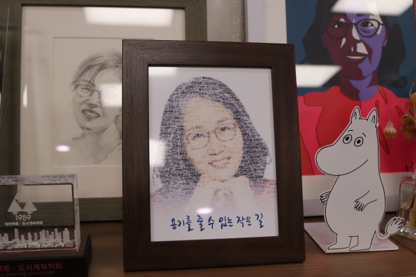김현아 의원실에 있는 사진에 눈길이 꽂혔다. (사진= 왕진화 기자)