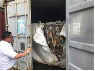 필리핀 민다나오섬 카가얀데 오로항에 적재된 불법 수출폐기물 현장 (사진=환경부)