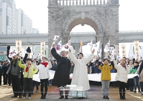 문재인 대통령 내외가 지난해 3월 1일 3·1운동 행사에 참석해 독립문 앞에서 만세행진을 재현하고 있다. (사진=청와대)