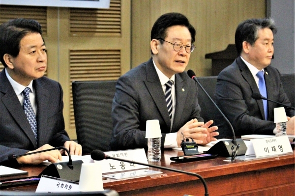 지난 1월 31일 국회에서 열린 '지역화폐 활성화 방안' 토론회에 참여한 이재명 경기지사(가운데)가 발언을 하고 있다. (사진= 원성훈 기자)