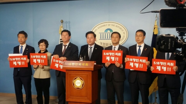 6일 국회정론관 기자회견에서 더불어민주당 송갑석 의원(왼쪽에서 네번째)이 연단에 서서 "5·18 망언 3인방에 대한 징계부터 가장 먼저, 신속하게 처리해야 한다"고 발언하고 있다. (사진= 원성훈 기자)