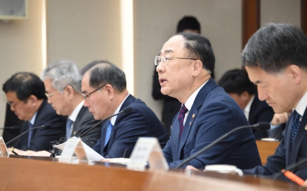 홍남기 부총리가 13일 여의도 한국수출입은행에서 '제10차 경제활력대책회의'를 주재하고 있다. (사진=기획재정부)