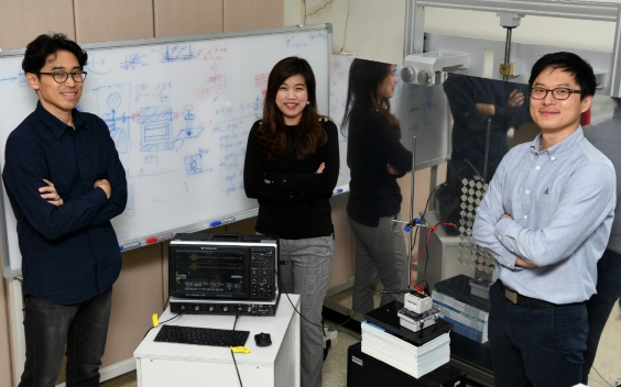 최원재(왼쪽부터), 김미소, 박춘수 KRISS 안전측정센터 연구팀 박사가 기념촬영하고 있다. 사진제공=KRISS