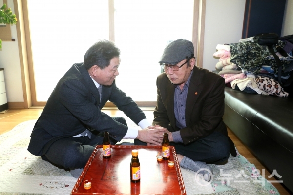 박승원 시장이 독립유공자 남인석의 유족 남길랑의 자택을 방문해 고마움을 전했다.(사진제공=광명시)