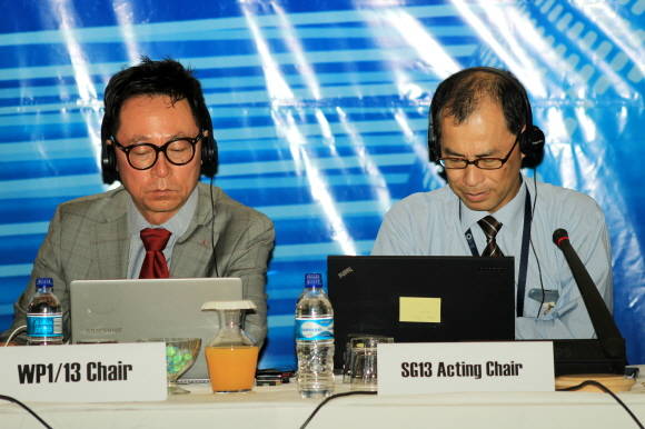 김형수(왼쪽) KT 박사가 국제전기통신연합(ITU-T) 국제회의에서 SG-13 회의를 진행하고 있다. 사진제공=KT