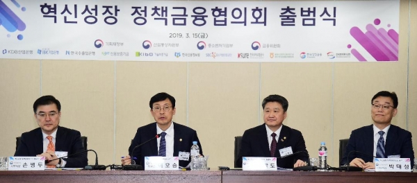 이호승 기재부 차관(왼쪽에서 두 번째)이 15일 서울시 산업은행에서 열린 혁신성장 정책금융협의회 출범식에 참석해 모두발언을 하고 있다.  (사진=기획재정부)
