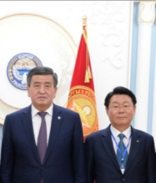 김종구 '아시아사랑나눔' 총재(오른쪽)는 지난 3월 15일 키르키즈스탄의 수도 뷔쉬켓의 대통령궁에서 소오론바이 제인베커 키르키즈스탄 대통령과 기념촬영을 했다. (사진제공= 아시아사랑나눔)