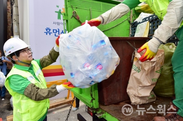 염태영 시장이 재활용쓰레기를 수거해 수거차량에 싣고 있다.(사진제공=수원시)