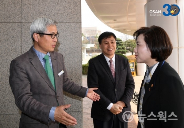 오산시를 방문한 유은혜(오른쪽) 교육부장관이 곽상욱 시장과 인사를 나누고 있다(사진제공=오산시)