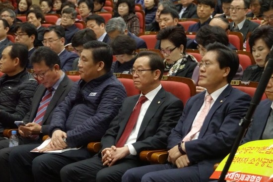 자유한국당 이종배 의원(오른쪽에서 두번째)은 지난 18일 국회에서 개최된 '소상공인기본법 제정을 위한 정책토론회'에 참석했다. (사진출처= 이종배 의원 블로그 캡처)