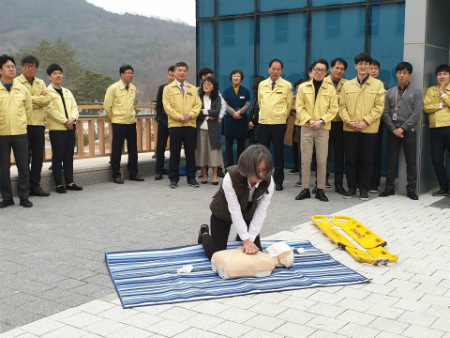 직원들의 화재 대피행동요령과 응급환자 이송요령 훈련을 실시하고 있다.  (사진제공=경북교육청)