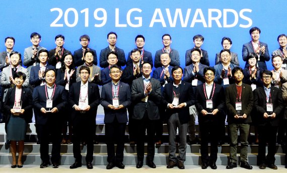 구광모(앞줄 가운데) LG그룹 회장이 21일 서울 마곡 LG사이언스파크에서 열린 ‘LG 어워즈’에 참석해 수상자들과 기념촬영하고 있다. (사진제공=㈜LG)