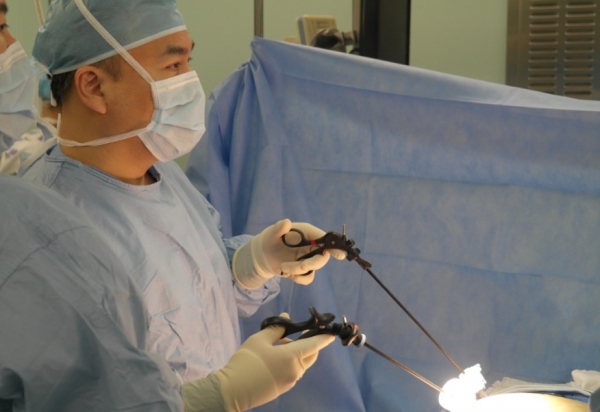 여의도성모병원 비만대사수술클리닉에서 위를 줄이는 수술을 하고 있다.