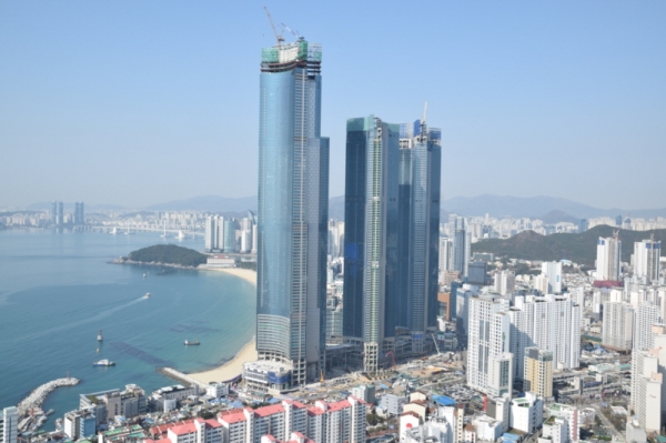 포스코건설은 25일 부산 해운대 엘시티 더샵의 랜드마크 타워(101층, 411.6m) 골조공사를 완료했다. 서울 잠실 롯데월드타워에 이어 국내 두 번째로 높은 건물인 엘시티 더샵은 올 11월말 준공된다. (사진제공=포스코건설)