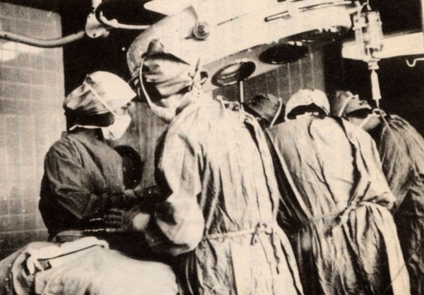 1969년 국내최초로 장기이식을 하고 있는 성모병원 의료진.