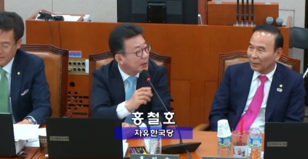자유한국당 홍철호 의원(오른쪽에서 두번째)이 지난 25일 최정호 국토교통부 장관 후보자 인사청문회에서 질의하고 있다. (사진출처= 홍철호 의원 공식 블로그 캡처)