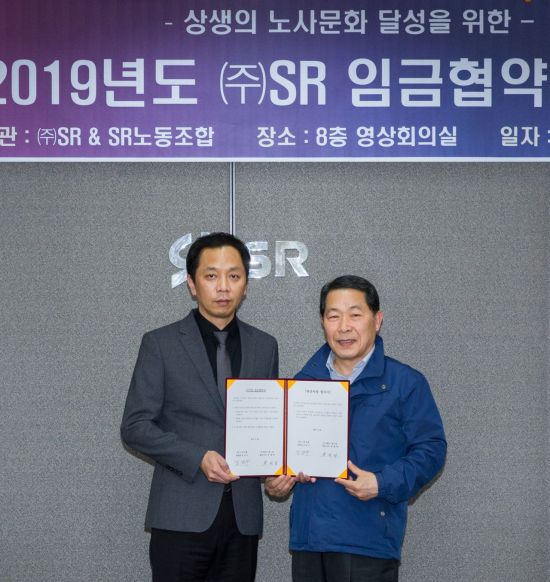 권태명(오른쪽) SR 대표이사와 김상수 노조위원장이 지난 28일 2019년 임금협약을 체결한 뒤 기념촬영하고 있다. (사진제공=SR)