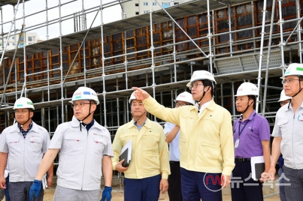 염태영 시장이 공사 현장 안전점검을 하고 있다.(2018년 8월)