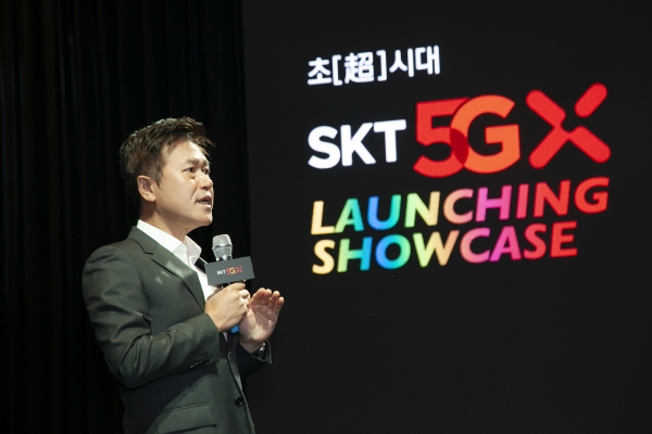 박정호 SK텔레콤 대표가 3일 5G 론칭 쇼케이스에서 5G 상용화를 통한 '초시대' 개막을 선언했다. (사진제공=SK텔레콤)