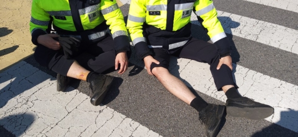 3일 국회 앞에서 벌어진 민주노총의 시위를 막는 과정에서 다리에 부상을 입은 경찰들이 치료 대기중이다. (사진= 원성훈 기자)