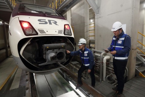 서울 수서역 SRT 정비소에서 SR 정비 직원들이 KT 5G AR 스마트안경을 이용해 열차를 정비하고 있다. (사진제공=KT)
