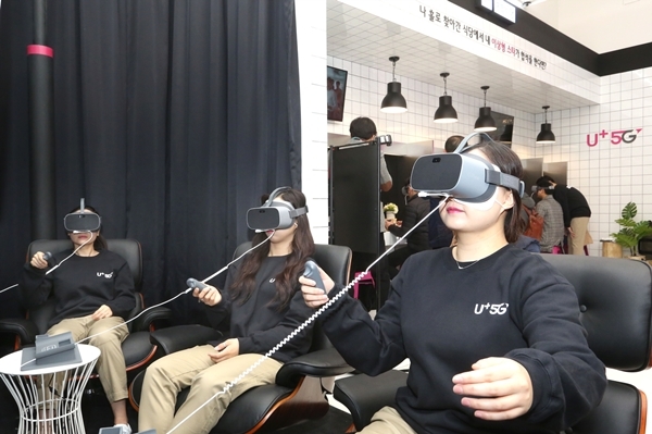 LG유플러스는 1일 서울 강남역에 팝업스토어 ‘일상로5G길’을 열었다. 직원들이 VR 체험을 하고 있다. &lt;사진제공=LG유플러스&gt;